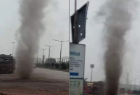 প্রচণ্ড গরমের মধ্যে বাস স্ট্যান্ডের কাছে হঠাৎ দেখা গেল টর্নেডো