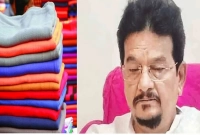 অদ্ভুত কাণ্ড, প্রচণ্ড গরমে নেতার কম্বল বিতরণ!