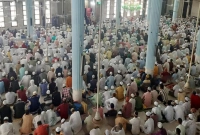 জুমাতুলবিদার আখে‌রি মোনাজাতে বায়তুল মোকাররমে মুস‌ল্লিদের ভিড়