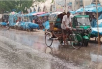 রাজধানী ঢাকায় শুরু হয়েছে রহমতের বৃষ্টি