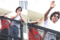 ভক্তদের সামনে ঈদের দিন দেখা দিলেন শাহরুখ!