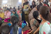 ডিসকাউন্টে পছন্দের শাড়ি নিয়ে চুলোচুলি দুই নারী, ভাইরাল ভিডিও