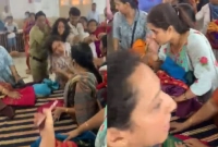 মার্কেটের ভেতরে দুই নারীর অপ্রীতিকর ঘটনা!