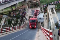 লরি ট্রাক, প্রাইভেট কারসহ ব্রিজ ভেঙে নদীতে!
