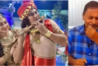 সিনেমা দেখার জন্য হাত-পা ধরে পরিচালকের অনুরোধ