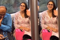 বিলাসবহুল গাড়ি ছেড়ে ভিড়ে ঠাসা মেট্রোতে সারা আলী খান!