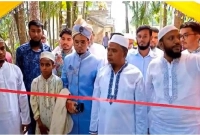 কুরআন তেলাওয়াত করে বিয়ে বাড়ির গেটে  জামাই বরণ!