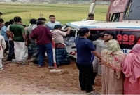 বাস-অ্যাম্বুলেন্স মুখোমুখি সংঘর্ষ, ঘটনাস্থলেই যত জনের মৃত্যু