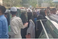  বাড়িতে মায়ের লাশ, কাঁদতে কাঁদতে এসএসসি পরীক্ষায় দুই বোন