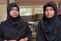 খুবই হৃদয়বিদারক, মায়ের মরদেহ বাড়িতে রেখে পরীক্ষা দিলেন দুই বোন