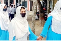 এক হাতে রুমাল দিয়ে বারবার চোখ মুছছিলো আর অন্য হাতে পরীক্ষার খাতায় লিখেছে লাবিবা