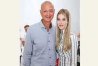 ১৬ বছরের তরুণীকে বিয়ে করলেন ৬৫ বছরের মেয়র