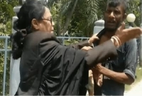 প্রকাশ্যে রিকশাচালককে মারধর করা সেই আইনজীবীকে শোকজ