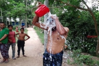 স্ত্রীর সঙ্গে বিচ্ছেদের পর তিন রাস্তার মোড়ে এক মণ দুধ দিয়ে গোসল