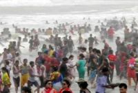 ঘূর্ণিঝড় ‘মোখা’ দেখতে কক্সবাজার সৈকতে মানুষের ঢল!