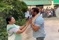 হাতজোড় করে মমতাকে সালমানের নমস্কার 