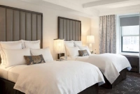 জানেন, হোটেলের বিছানা বালিশ সাদা হয় কেন?