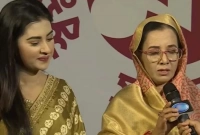 কাঁদতে কাঁদতে যা বললেন নায়িকা বুবলীর মা