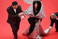 লাল গালিচায় হাটতে গিয়ে হোঁচট খেলেন ঐশ্বরিয়া