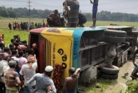 বিকট শব্দ, মুহূর্তেই বাসটি পাশের ধানি জমিতে উল্টে যায়