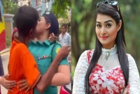 প্রকাশ্যে হঠাৎ নায়িকাকে জড়িয়ে ধরে চুমু খেলেন ভক্ত!