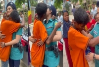 ভক্তের আচমকা চুমু, যা বললেন নায়িকা শিলা