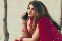 পুলিশের গাড়িতে লাথি মেরে চরম বিপদে নায়িকা