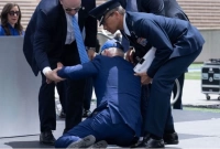 হোঁচট খেয়ে পড়ে গেলেন যুক্তরাষ্ট্রের প্রেসিডেন্ট বাইডেন