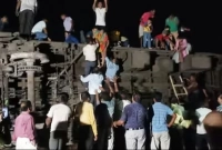 বড়সড় ট্রেন দুর্ঘটনা, দ্রুত উদ্ধারকাজে স্থানীয় মানুষজন