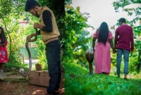 বিষধর সাপের সঙ্গে বিয়ের ফটোশুট, যুগলের কাণ্ডে হতবাক নেটদুনিয়া!