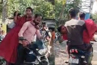 শ্বশুরবাড়ি থেকে নববধূকে জোর করে তুলে নিয়ে যাওয়ার ভিডিও ভাইরাল!