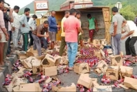 উল্টে গেল বিয়ার বোঝাই ট্রাক, সাহায্যের নামে লুঠলো স্থানীয়রা (ভিডিওসহ)
