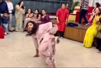 শাড়ি পরে হিপহপ নেচে তাক লাগিয়ে দিলেন গৃহবধূ