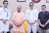 যোগী আদিত্যনাথের সঙ্গে পঙ্কজ ত্রিপাঠীর সাক্ষাৎ! 