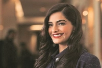  এক জায়গায় দাঁড়িয়ে পড়েন আর কাঁদতে থাকেন সোনম!