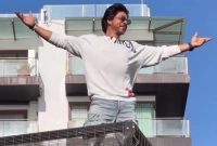 বিশ্বের অন্যতম শক্তিশালী যে গাড়ি আছে শাহরুখ খানের