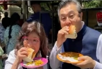 ফুটপাতের খাবার খেয়ে মুগ্ধ জাপানি রাষ্ট্রদূত ও তার স্ত্রী