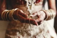 স্বামীর হাতে রাখি বেঁধে পালালেন তরুণী