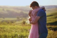 এক ঘণ্টা জড়িয়ে ধরলে ইনকাম ৭ হাজার টাকা!