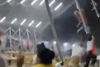 রেস্তোঁরায় খেতে বসেছিল, ঝড়ে উড়ে গেলেন অতিথিরা (ভিডিওসহ)