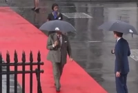 বৃষ্টির সময় নতুন এক ঘটনা ঘটালেন পাকিস্তানের প্রধানমন্ত্রী (ভিডিও)