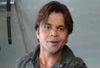 মৃত স্ত্রীকে কাঁধে নিয়েই সৎকার করতে গিয়েছিলেন রাজপাল!