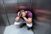 যা করবেন না হঠাৎ লিফটে আটকা পড়লে!