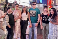 নায়ক জায়েদ খানকে ঘিরে ধরল নিউ ইয়র্কের তরুণীরা