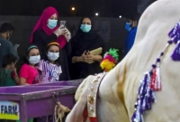 এই কোরবানির পশুর হাটে ক্রেতা-বিক্রেতা সবাই নারী!