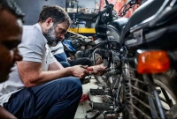 গ্যারাজে বাইক মেকানিক রাহুল গান্ধী!