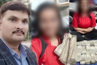 ৫০০ টাকার ২৭টি বান্ডিলের সঙ্গে স্ত্রীর সেলফি, বিপদে পুলিশ কর্মকর্তা 