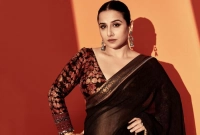 'রাত থেকে খাইনি, কিছু খেতে দিন', একসময় ভিক্ষা করেন বিদ্যা