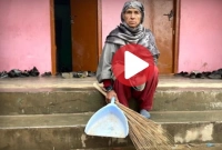 ৩০ বছর ধরে বেতন মাত্র ২৫ টাকা, তবুও কাজে ফাঁকি নেই মহিলার!