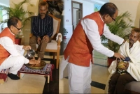 যুবকের মুখে প্রস্রাব মদ্যপ কর্মীর, পা ধুইয়ে ক্ষমা চাইলেন খোদ মুখ্যমন্ত্রী